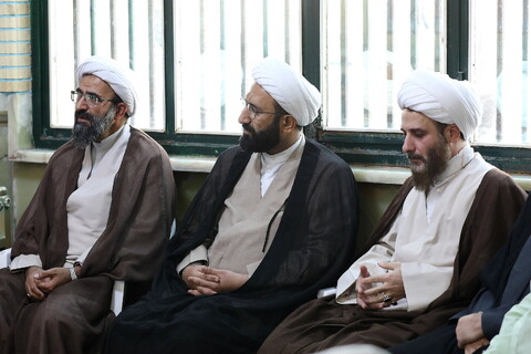 تصاویر/  استقبال مردم از حجت الاسلام مهدوی دانا، روحانی مضروب در امامزاده یحیی (ع) تهران