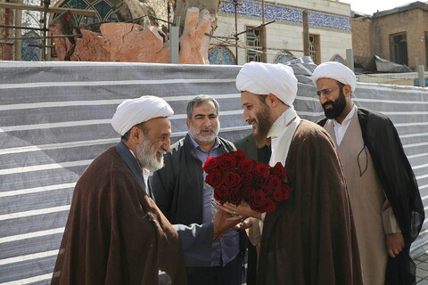 تصاویر/  استقبال مردم از حجت الاسلام مهدوی دانا، روحانی مضروب در امامزاده یحیی (ع) تهران