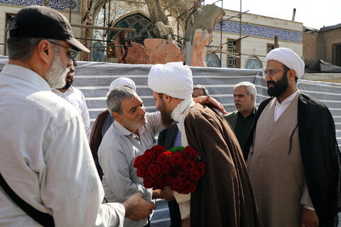 تصاویر/  استقبال مردم از حجت الاسلام مهدوی دانا، روحانی مضروب در امامزاده یحیی (ع) تهران