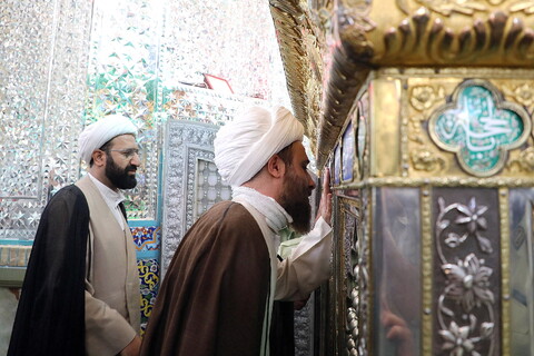 تصاویر/  استقبال مردم از حجت الاسلام مهدوی دانا، روحانی مضروب در امامزاده یحیی (ع) تهران