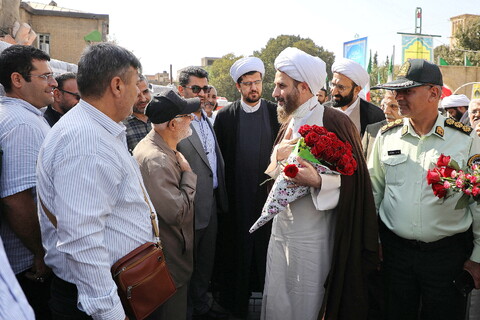 تصاویر/  استقبال مردم از حجت الاسلام مهدوی دانا، روحانی مضروب در امامزاده یحیی (ع) تهران