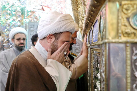 تصاویر/  استقبال مردم از حجت الاسلام مهدوی دانا، روحانی مضروب در امامزاده یحیی (ع) تهران