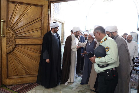 تصاویر/  استقبال مردم از حجت الاسلام مهدوی دانا، روحانی مضروب در امامزاده یحیی (ع) تهران