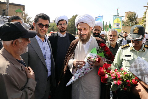 تصاویر/  استقبال مردم از حجت الاسلام مهدوی دانا، روحانی مضروب در امامزاده یحیی (ع) تهران