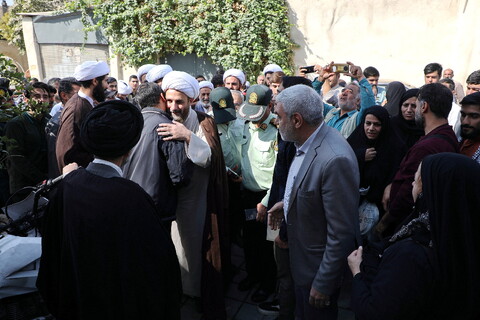 تصاویر/  استقبال مردم از حجت الاسلام مهدوی دانا، روحانی مضروب در امامزاده یحیی (ع) تهران
