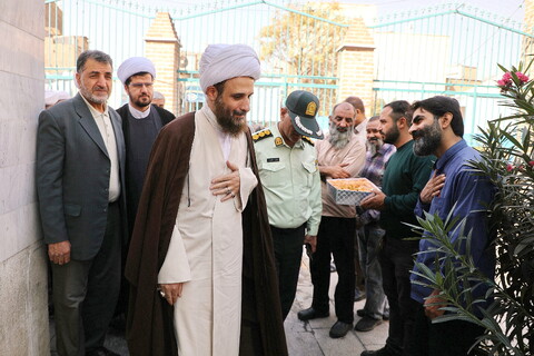 تصاویر/  استقبال مردم از حجت الاسلام مهدوی دانا، روحانی مضروب در امامزاده یحیی (ع) تهران