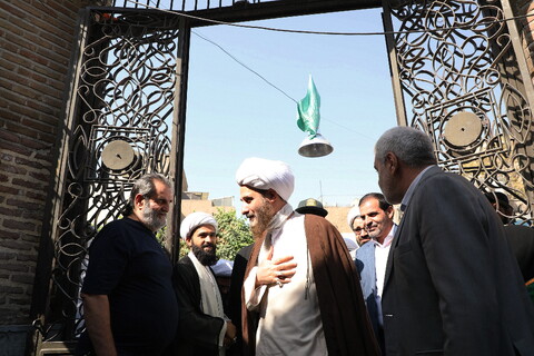 تصاویر/  استقبال مردم از حجت الاسلام مهدوی دانا، روحانی مضروب در امامزاده یحیی (ع) تهران