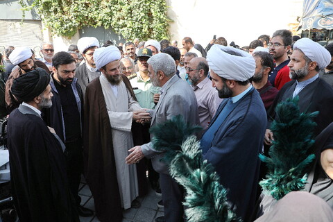 تصاویر/  استقبال مردم از حجت الاسلام مهدوی دانا، روحانی مضروب در امامزاده یحیی (ع) تهران
