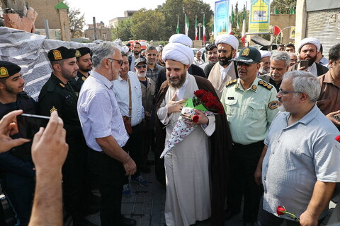 تصاویر/  استقبال مردم از حجت الاسلام مهدوی دانا، روحانی مضروب در امامزاده یحیی (ع) تهران