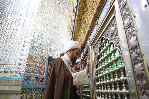 تصاویر/  استقبال مردم از حجت الاسلام مهدوی دانا، روحانی مضروب در امامزاده یحیی (ع) تهران