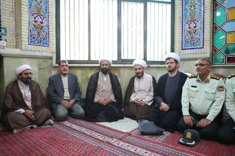 تصاویر/  استقبال مردم از حجت الاسلام مهدوی دانا، روحانی مضروب در امامزاده یحیی (ع) تهران