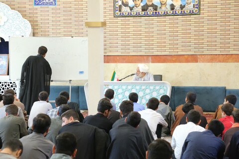 تصاویر/ هشتمین جلسه برنامه «طلبه باشیم» در مدرسه علمیه امیرالمومنین(ع)تبریز