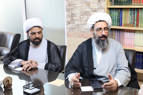 تصاویر/  نشست صمیمی آیت الله ناصری نماینده ولی فقیه در استان و امام جمعه یزد و همچنين رئیس شورای حوزه علمیه استان با مدیر و معاونین تهذیب و تبلیغ جدید حوزه علمیه استان یزد