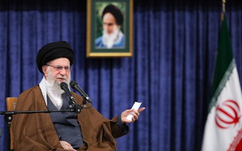 قائد الثورة الاسلامية مخاطبا ترامب: استمر في أحلامك!