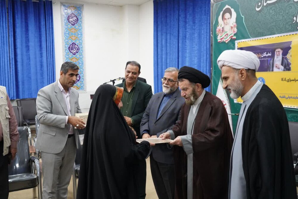 تصاویر/ دیدار پذیرفته شدگان دانشگاه، نخبگان و استعدادهای برتر تحت حمایت کمیته امداد امام(ره)با نماینده ولی فقیه در لرستان