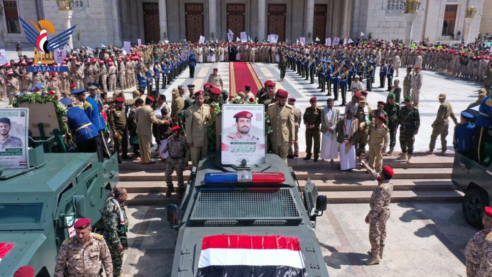 صنعا میں یمنی فوج کے سربراہ کی تشییع جنازہ؛ لاکھوں سوگواروں کی شرکت، اسرائیل اور امریکہ کے خلاف نعرے