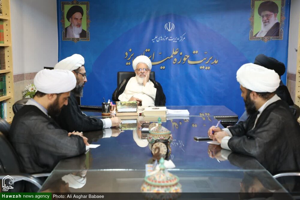 تصاویر/ نشست صمیمی آیت الله ناصری با مدیر و معاونین تهذیب و تبلیغ جدید حوزه علمیه استان یزد