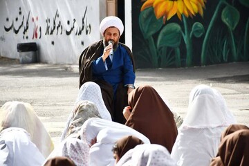تصاویر/ حضور امام جمعه خوی در جمع دانش آموزان مدرسه ماندگار خسروی این شهرستان