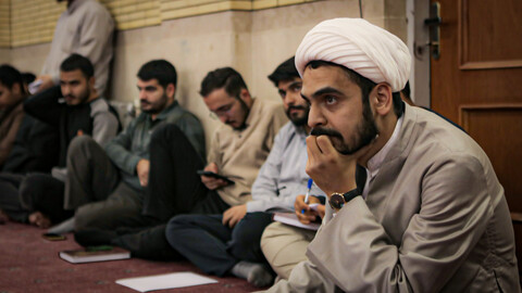 تصاویر/نشست بصیرتی با حضور دکتر ثابتی، نماینده تهران، در مدرسه علمیه آخوند (ره)