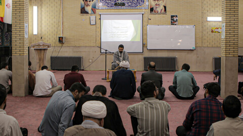 تصاویر/نشست بصیرتی با حضور دکتر ثابتی، نماینده تهران، در مدرسه علمیه آخوند (ره)