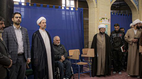 تصاویر/نشست بصیرتی با حضور دکتر ثابتی، نماینده تهران، در مدرسه علمیه آخوند (ره)