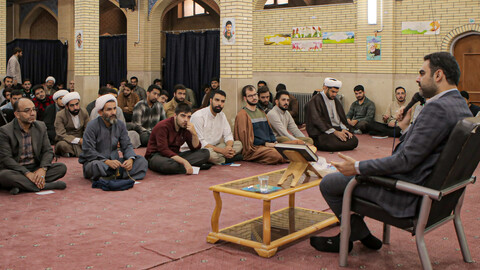 تصاویر/نشست بصیرتی با حضور دکتر ثابتی، نماینده تهران، در مدرسه علمیه آخوند (ره)