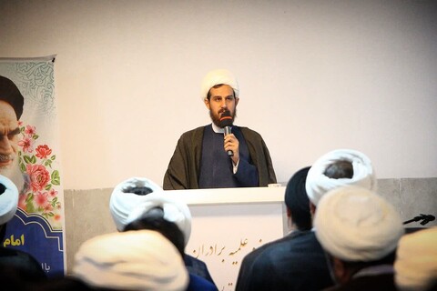 تصاویر/آیین تکریم و معارفه مدیر مدرسه علمیه شیخ علیخان زنگنه تویسرکان برگزار شد