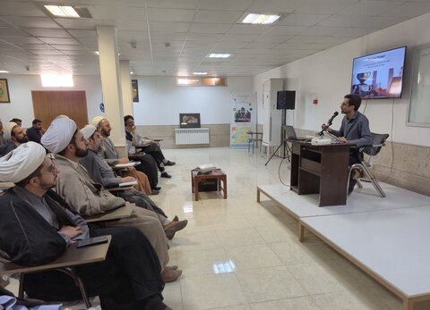 تصاویر/ کارگاه روش استفاده از هوش مصنوعی برای نگارش پایان‌نامه و مقاله در کاشان