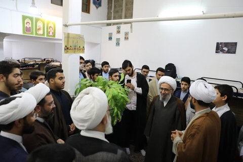 تصاویر/ حضور آیت الله مروی در جمع طلاب مدرسه علمیه جهانگیرخان قم
