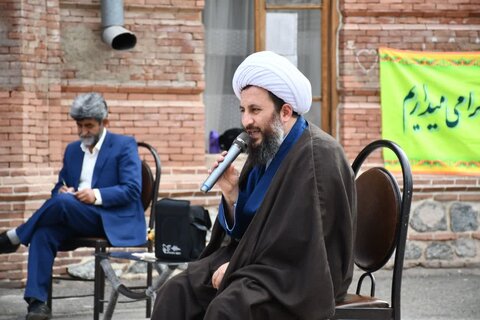 تصاویر/ حضور امام جمعه خوی در جمع دانش آموزان مدرسه ماندگار خسروی این شهرستان