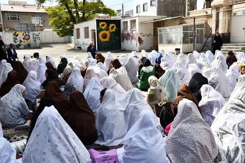 تصاویر/ حضور امام جمعه خوی در جمع دانش آموزان مدرسه ماندگار خسروی این شهرستان