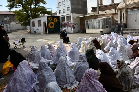 تصاویر/ حضور امام جمعه خوی در جمع دانش آموزان مدرسه ماندگار خسروی این شهرستان