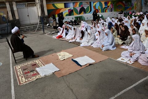 تصاویر/ حضور امام جمعه خوی در جمع دانش آموزان مدرسه ماندگار خسروی این شهرستان