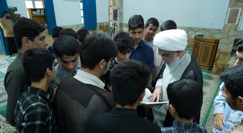 تصاویر/ گفتگوی صمیمی امام جمعه بوشهر با طلاب پایه اول