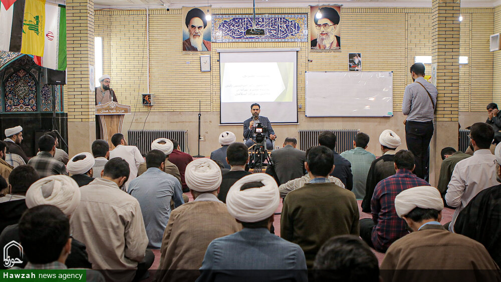 تصاویر/ نشست بصیرتی  در مدرسه علمیه آخوند (ره)