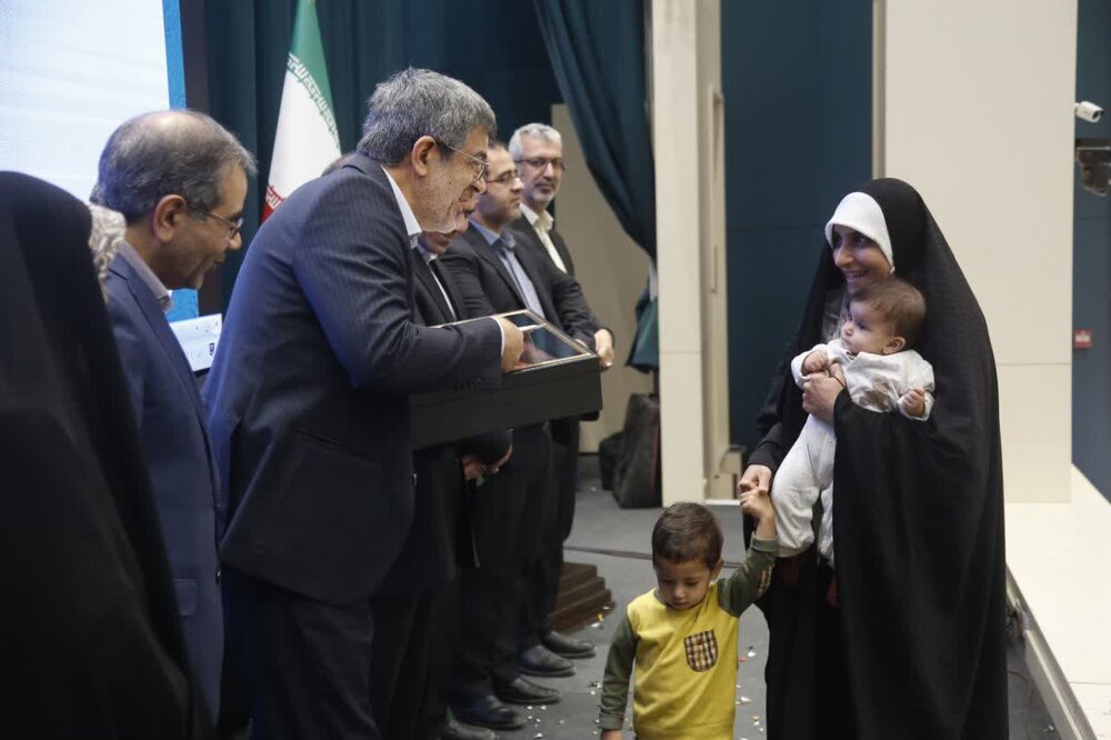 برگزیدگان استانی سومین رویداد جوانی جمعیت در یزد تجلیل شدند