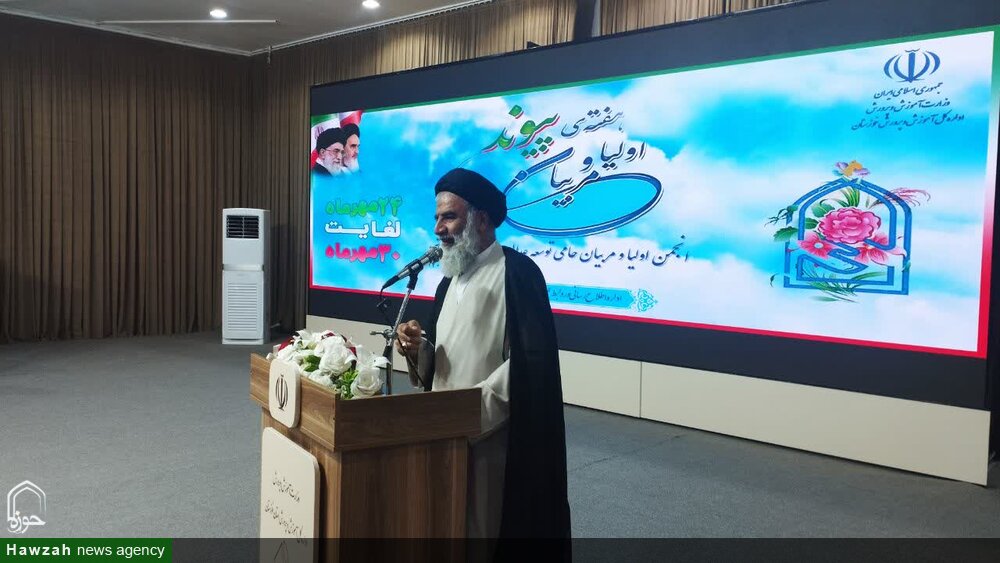 تربیت فرزند صالح مهم ترین رسالت خانواده و معلم است