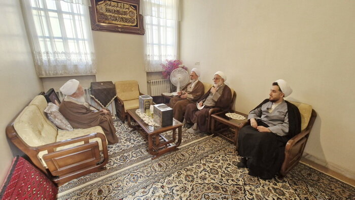 Iran Seminary Director Meets Grand Ayatollah Javadi Amoli, Discusses Academic Development