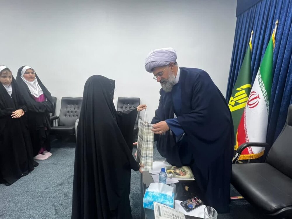 دیدار دانشآموزان با امام جمعه خورموج+ تصاویر