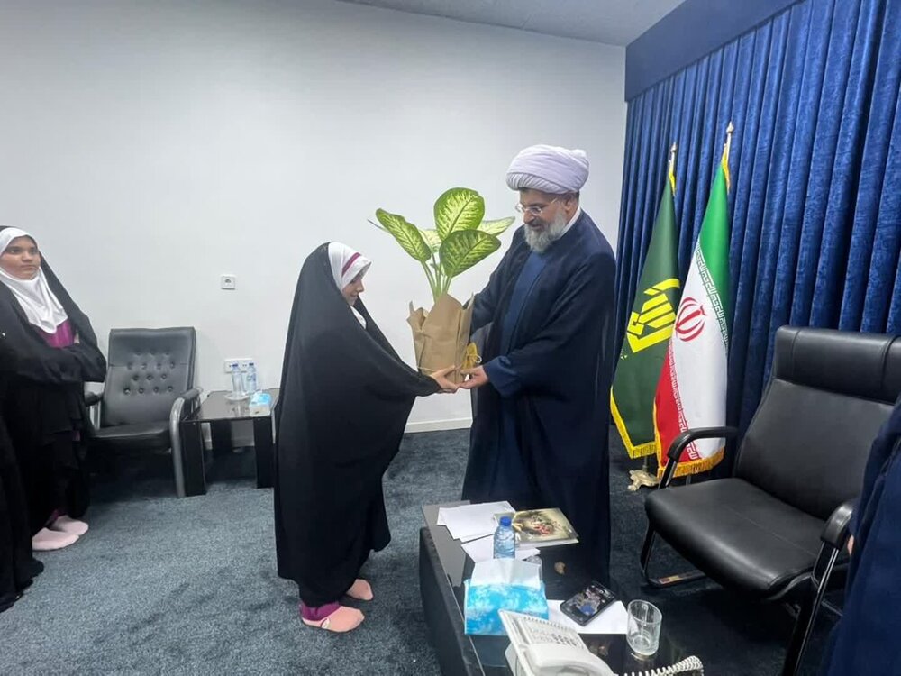 دیدار دانش‌آموزان با امام جمعه خورموج+عکس