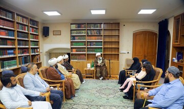 تصاویر/ دیدار عوامل تولید کتاب «کربلا علیه‌السلام» با آیت‌الله کریمی جهرمی