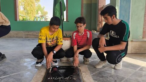 تصاویر/ مراسم غبارروبی قبور مطهر شهدا اهرم بمناسبت هفته تربیت بدنی و ورزش