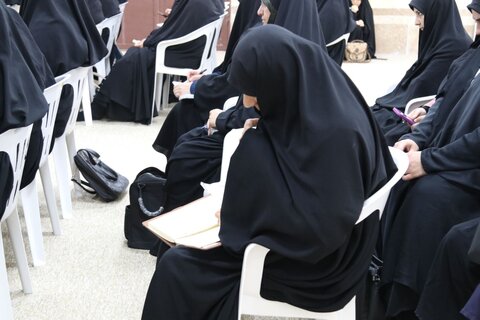 تصاویر/ برگزاری درس خارج در حوزه علمیه خواهران استان بوشهر