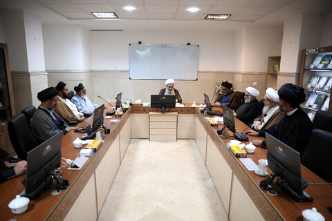 تصاویر/دیدار جمعی از میهمانان خارجی کنگره آیت الله میرزای نائینی با معاونین آموزش و تهزیب