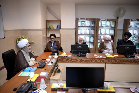 تصاویر/دیدار جمعی از میهمانان خارجی کنگره آیت الله میرزای نائینی با معاونین آموزش و تهزیب