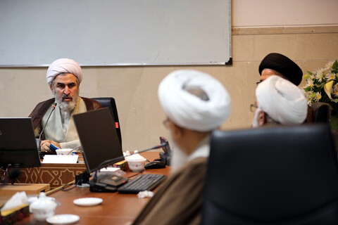 تصاویر/دیدار جمعی از میهمانان خارجی کنگره آیت الله میرزای نائینی با معاونین آموزش و تهزیب