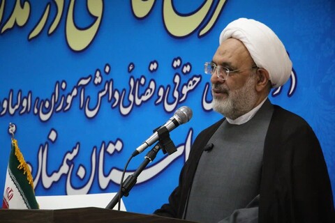 تصاویر/ آیین طرح «قاضی در مدرسه» به‌صورت متمرکز استانی در سمنان