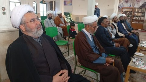تصاویر/ نشست روحانیون و ائمه جماعات ماهان در مدرسه علمیه ابوالفضل(ع) قناتغستان