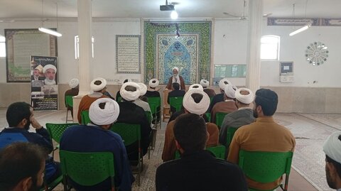 تصاویر/ نشست روحانیون و ائمه جماعات ماهان در مدرسه علمیه ابوالفضل(ع) قناتغستان