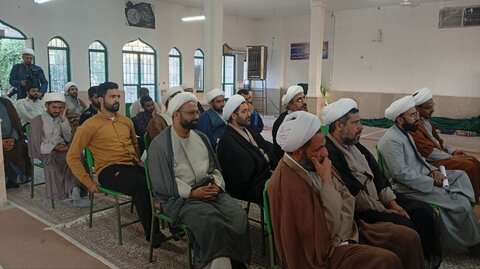 تصاویر/ نشست روحانیون و ائمه جماعات ماهان در مدرسه علمیه ابوالفضل(ع) قناتغستان